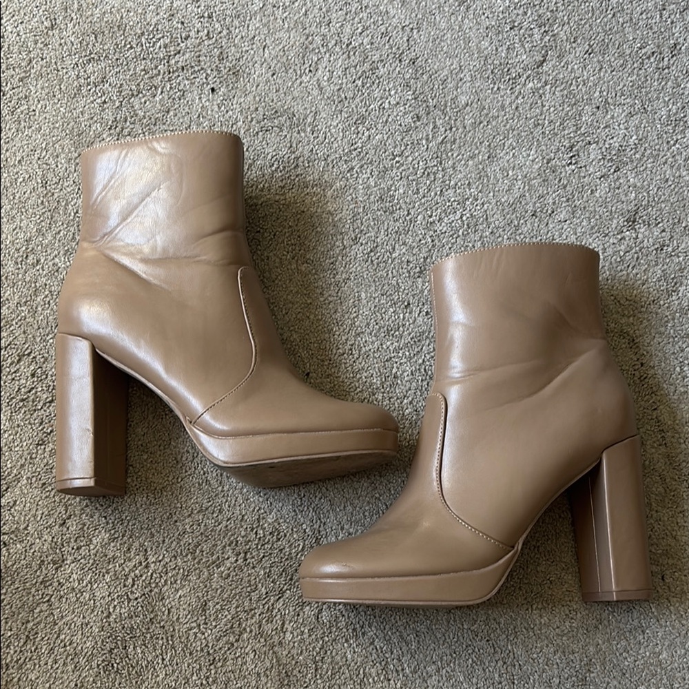 Tan Heeled Boots with Chunky Heel and Sleek Design